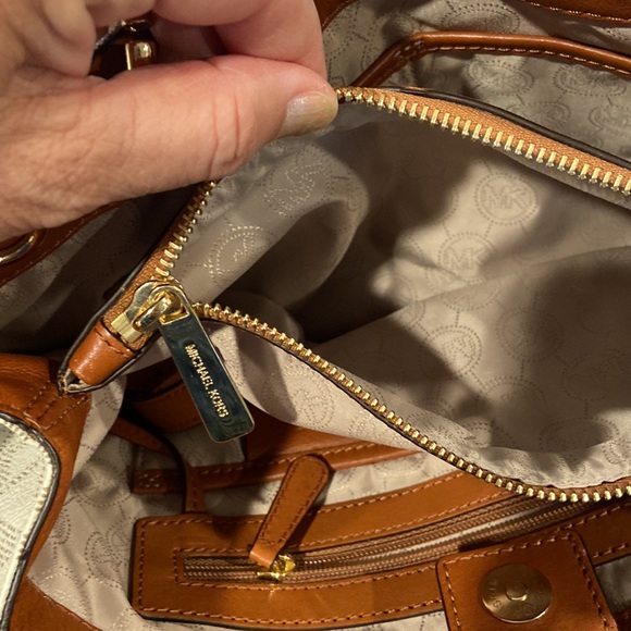 Michael Kors white signature Jet Set purse - Picture 5 of 11